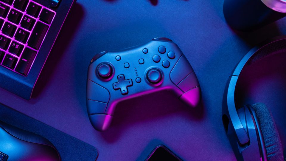 Amazon Gaming Week: Ein Controller liegt neben einem Headset auf dem Schreibtisch