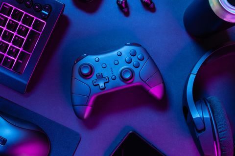 Amazon Gaming Week: Ein Controller liegt neben einem Headset auf dem Schreibtisch