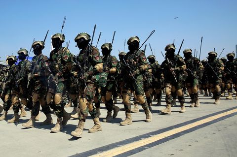 Taliban-Sicherheitskräfte marschieren während einer Militärparade