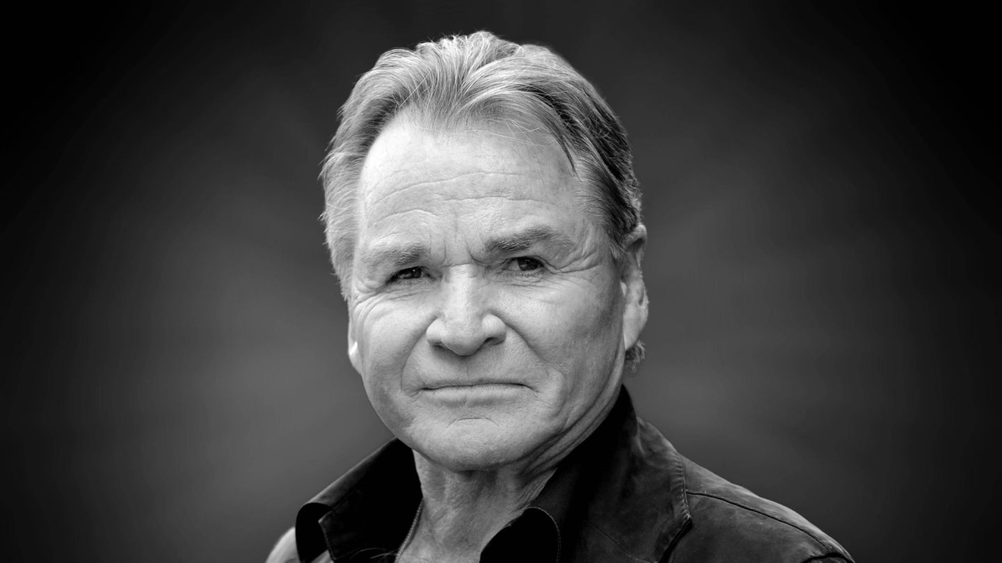 Fritz Wepper Der Schauspieler starb am 25. März im Alter von 82 Jahren. Im Dezember 2023 war er wegen einer Blutvergiftung in ein Münchner Krankenhaus gekommen. Schon länger hatte er um seine Gesundheit kämpfen müssen. Bekannt wurde er durch die Rolle des Harry Klein in Kultserie "Derrick". Zudem spielte er 20 Jahre lang die Rolle des Wolfgang Wöller in der ARD-Serie "Um Himmels Willen".