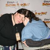 Die berühmten siamesischen Zwillinge Lori und George Schappell starben am 7. April im Alter von 62 Jahren in der Uni-Klinik Pennsylvania. Die Organisation "Guinness World Records" würdigte sie als "älteste lebende siamesische Zwillinge und älteste weibliche siamesische Zwillinge aller Zeiten". George hatte sich 2007 entschieden, fortan als Mann zu leben