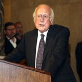 Der britische Physik-Nobelpreisträger Peter Higgs starb am 8. April im Alter von 94 Jahren. Die Entdeckung des Higgs-Bosons – auch "Gottesteilchen" genannt – am Forschungszentrum CERN in der Schweiz katapultierte den Theoretiker in die Hall of Fame der Physik. Gemeinsam mit dem Belgier François Englert wurde Higgs 2013 für die Vorhersage des Masse-Teilchens mit dem Nobelpreis ausgezeichnet