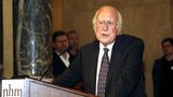 Der britische Physik-Nobelpreisträger Peter Higgs starb am 8. April im Alter von 94 Jahren. Die Entdeckung des Higgs-Bosons – auch "Gottesteilchen" genannt – am Forschungszentrum CERN in der Schweiz katapultierte den Theoretiker in die Hall of Fame der Physik. Gemeinsam mit dem Belgier François Englert wurde Higgs 2013 für die Vorhersage des Masse-Teilchens mit dem Nobelpreis ausgezeichnet