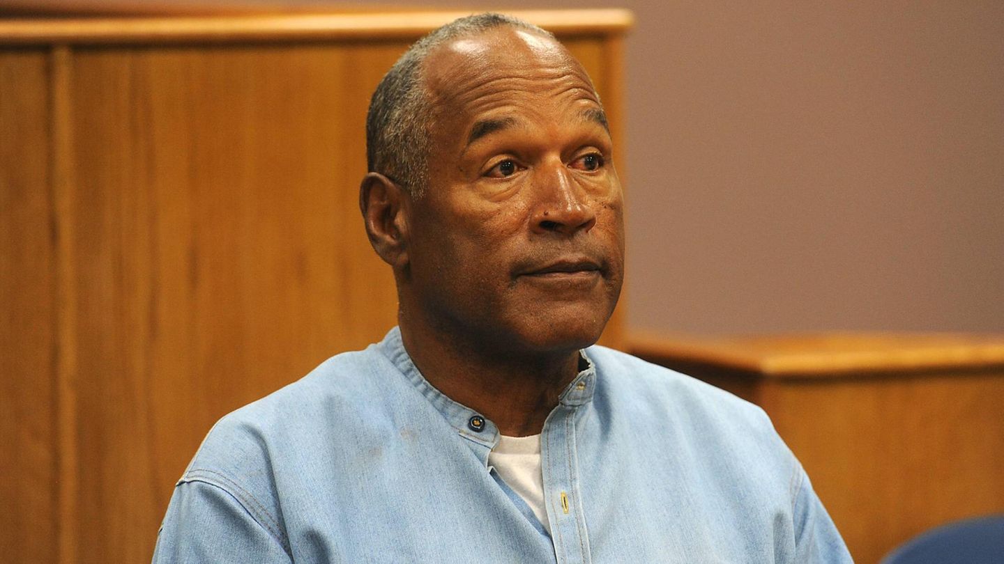 O.J. Simpson Der frühere US-Footballstar starb am 10. April im Alter von 76 Jahren an Krebs. Orenthal James – "O.J." – Simpson war lange als Footballprofi in der NFL erfolgreich. 1994 wurde er verdächtigt, seine Ex-Frau und deren Bekannten ermordet zu haben. Er wurde zwar freigesprochen, später in einem Zivilprozess aber schuldig gesprochen. Danach saß er wegen einer anderen Straftat bis 2017 im Gefängnis
