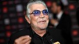 Der italienische Modedesigner Roberto Cavalli starb am 10. April im Alter von 83 Jahren nach langer Krankheit. Er hinterlässt insgesamt sechs Kinder. Cavalli galt als einer der bekanntesten Designer Italiens. Insbesondere für seine exotischen Muster und Tierfell-Optiken in seinen Kleidern wurde er weltbekannt.