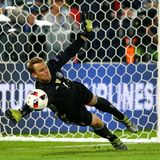 Manuel Neuer hält bei der EM 2016 einen Elfmeter