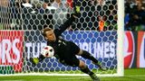 Manuel Neuer hält bei der EM 2016 einen Elfmeter