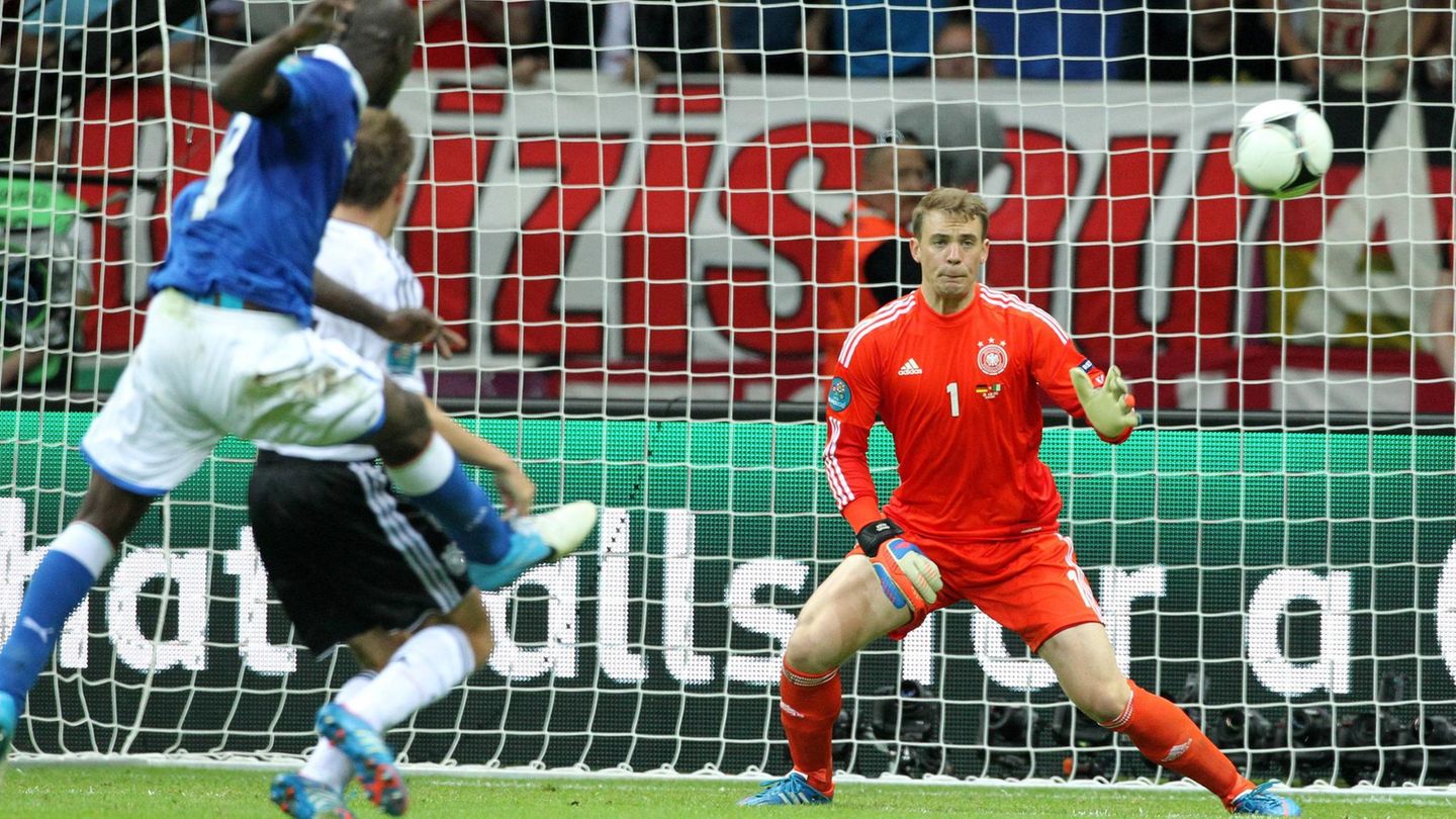 Mario Balotelli trifft bei der EM 2012 gegen Manuel Neuer