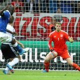 Mario Balotelli trifft bei der EM 2012 gegen Manuel Neuer