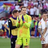 Manuel Neuer klatscht im DFB-Trikot in die Hände