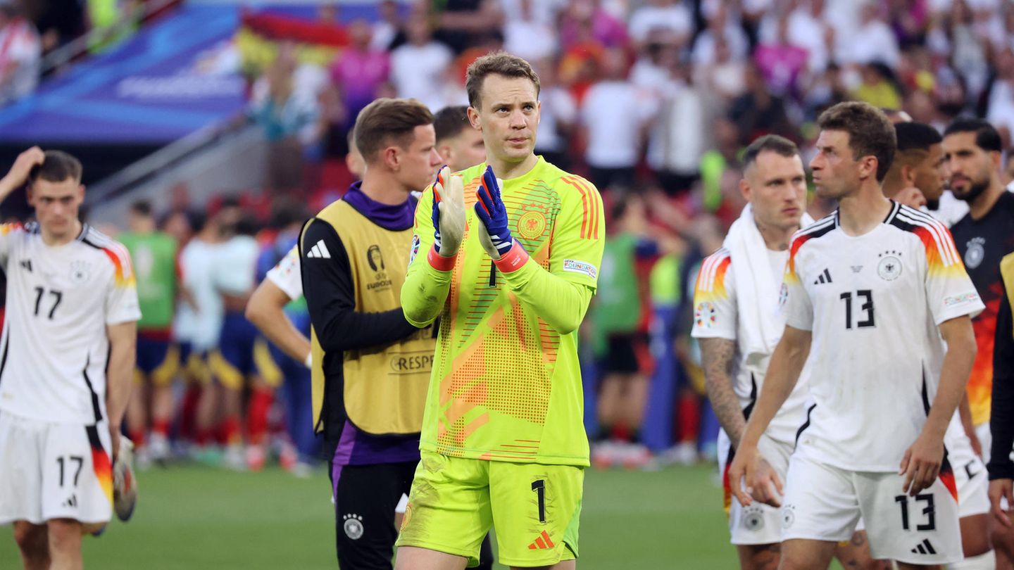 2024 Manuel Neuer klatscht im DFB-Trikot in die Hände