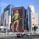 Ein riesiges Bild von Manuel Neuer an einer Gebäudewand in Katar, Doha