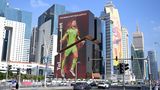 Ein riesiges Bild von Manuel Neuer an einer Gebäudewand in Katar, Doha