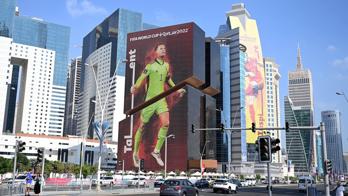 Ein riesiges Bild von Manuel Neuer an einer Gebäudewand in Katar, Doha