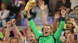 Manuel Neuer mit dem WM-Pokal