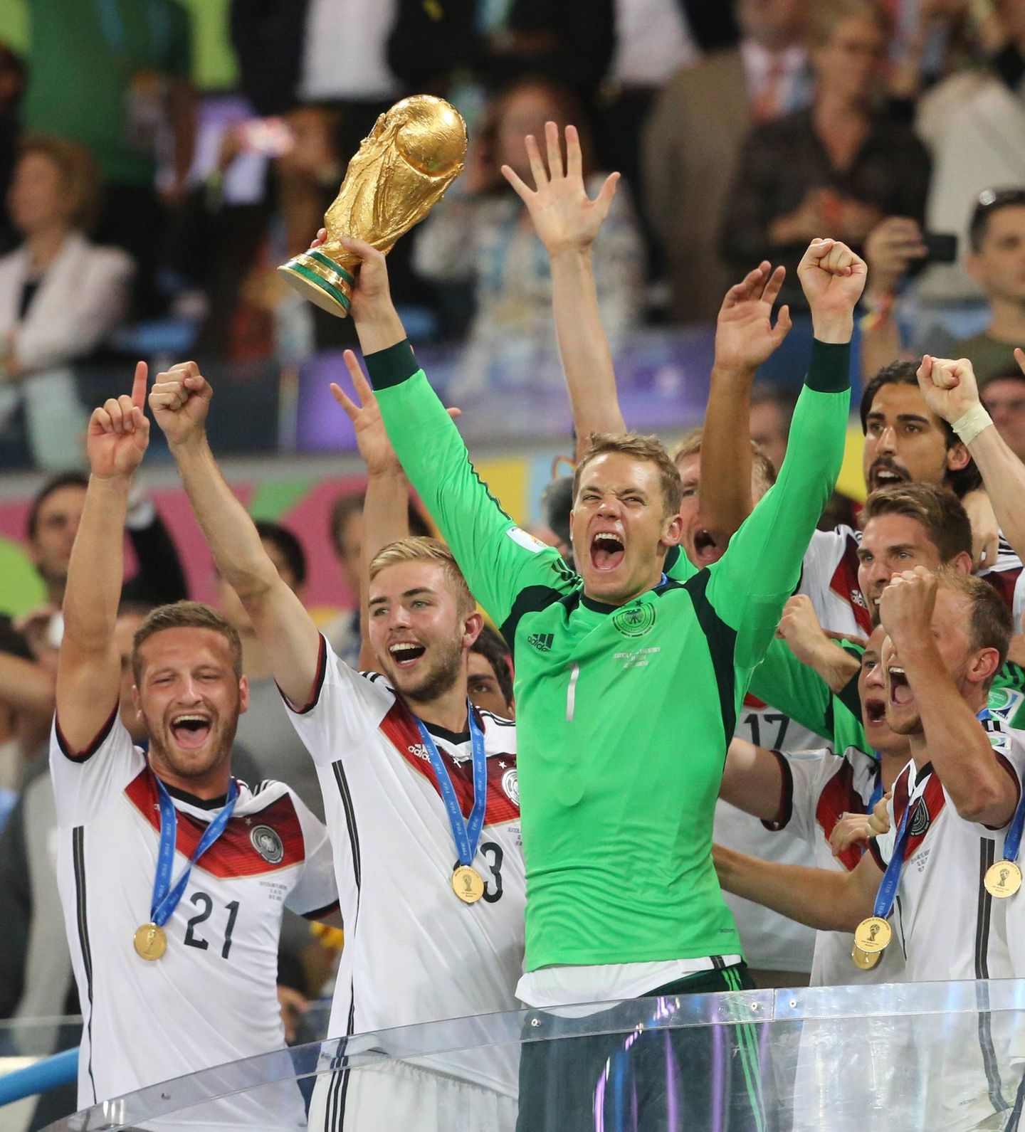 2014 Manuel Neuer mit dem WM-Pokal
