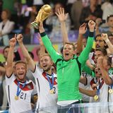 Manuel Neuer mit dem WM-Pokal