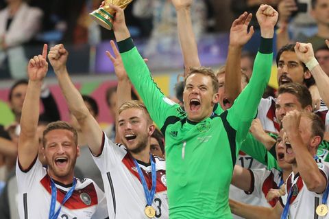 Manuel Neuer mit dem WM-Pokal