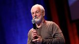 Der bekannte britische Schauspieler Bernard Hill starb am 5. Mai im Alter von 79 Jahren. In dem Welterfolg "Titanic", der 1998 mit elf Oscars ausgezeichnet wurde, spielte Hill Kapitän Edward Smith. Zudem war der 1944 im englischen Manchester geborene Hill König Théoden in zwei Filmen der Filmtrilogie "Der Herr der Ringe"