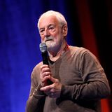 Der bekannte britische Schauspieler Bernard Hill starb am 5. Mai im Alter von 79 Jahren. In dem Welterfolg "Titanic", der 1998 mit elf Oscars ausgezeichnet wurde, spielte Hill Kapitän Edward Smith. Zudem war der 1944 im englischen Manchester geborene Hill König Théoden in zwei Filmen der Filmtrilogie "Der Herr der Ringe"