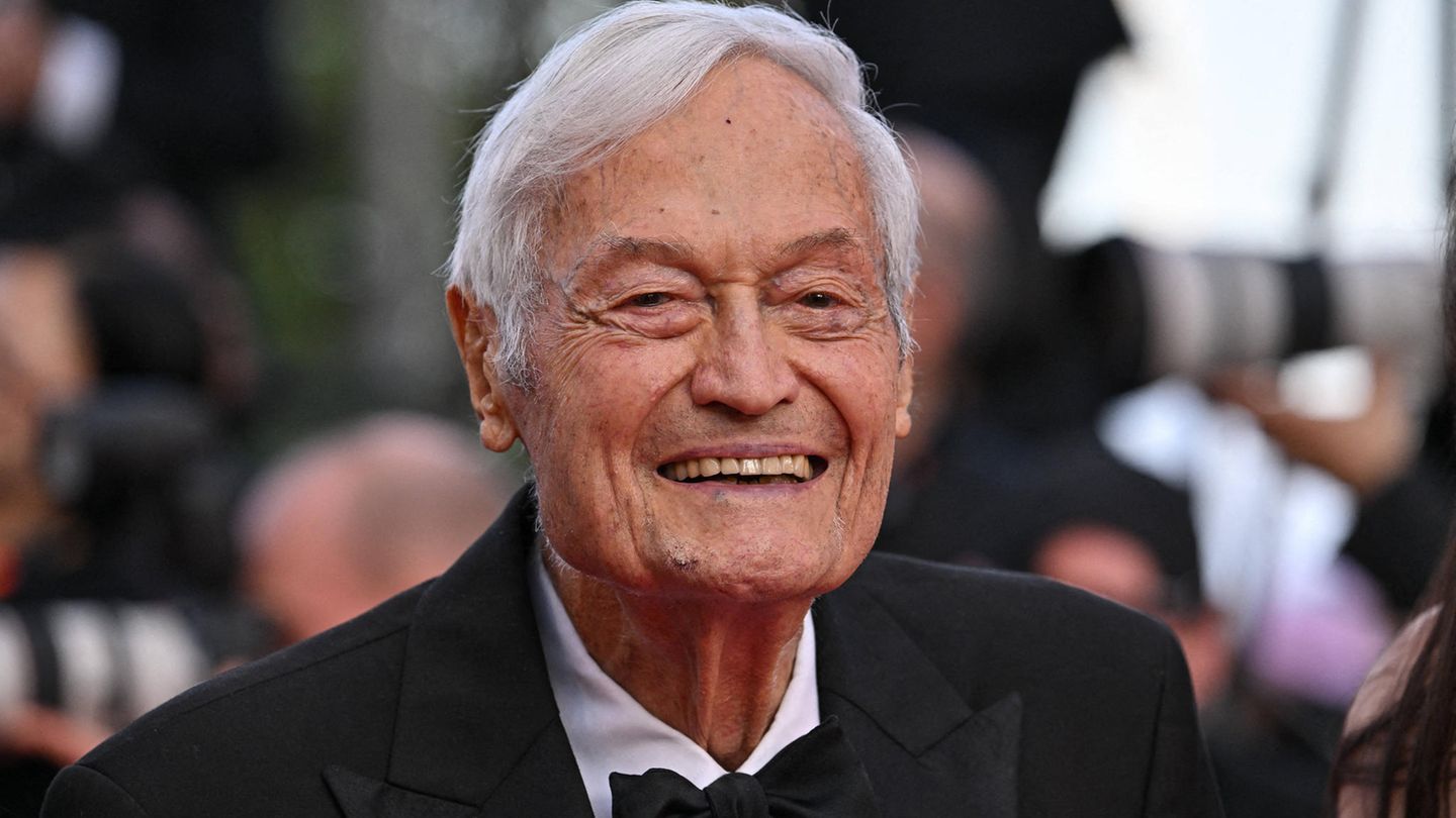 Roger Corman Der amerikanische Regisseur und Produzent machte sich einen Namen als Spezialist für mit wenig Aufwand gedrehte Filme. Er produzierte seit den 50er Jahren über 400 Filme für Leinwand und Fernsehen, darunter Klassiker wie "Die letzten Sieben", "Die Verfluchten und "Die wilden Engel". 2009 wurde er mit einem Ehren-Oscar für sein Lebenswerk geehrt. Am 9. Mai starb er im Alter von 98 Jahren