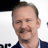 Der US-Regisseur Morgan Spurlock, der mit dem Dokumentarfilm "Super Size Me" weltberühmt wurde, starb im Alter von nur 53 Jahren an den Folgen einer Krebserkrankung. Einen Monat lang ging er für den Film dreimal täglich bei McDonald's essen. Bedingung: Wenn ihm in einer Filiale eine besonders große Portion – also "Super Size" – angeboten wurde, musste er zugreifen