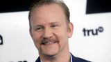 Der US-Regisseur Morgan Spurlock, der mit dem Dokumentarfilm "Super Size Me" weltberühmt wurde, starb im Alter von nur 53 Jahren an den Folgen einer Krebserkrankung. Einen Monat lang ging er für den Film dreimal täglich bei McDonald's essen. Bedingung: Wenn ihm in einer Filiale eine besonders große Portion – also "Super Size" – angeboten wurde, musste er zugreifen