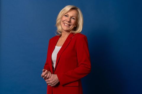 Ulrike von der Groeben im roten Anzug