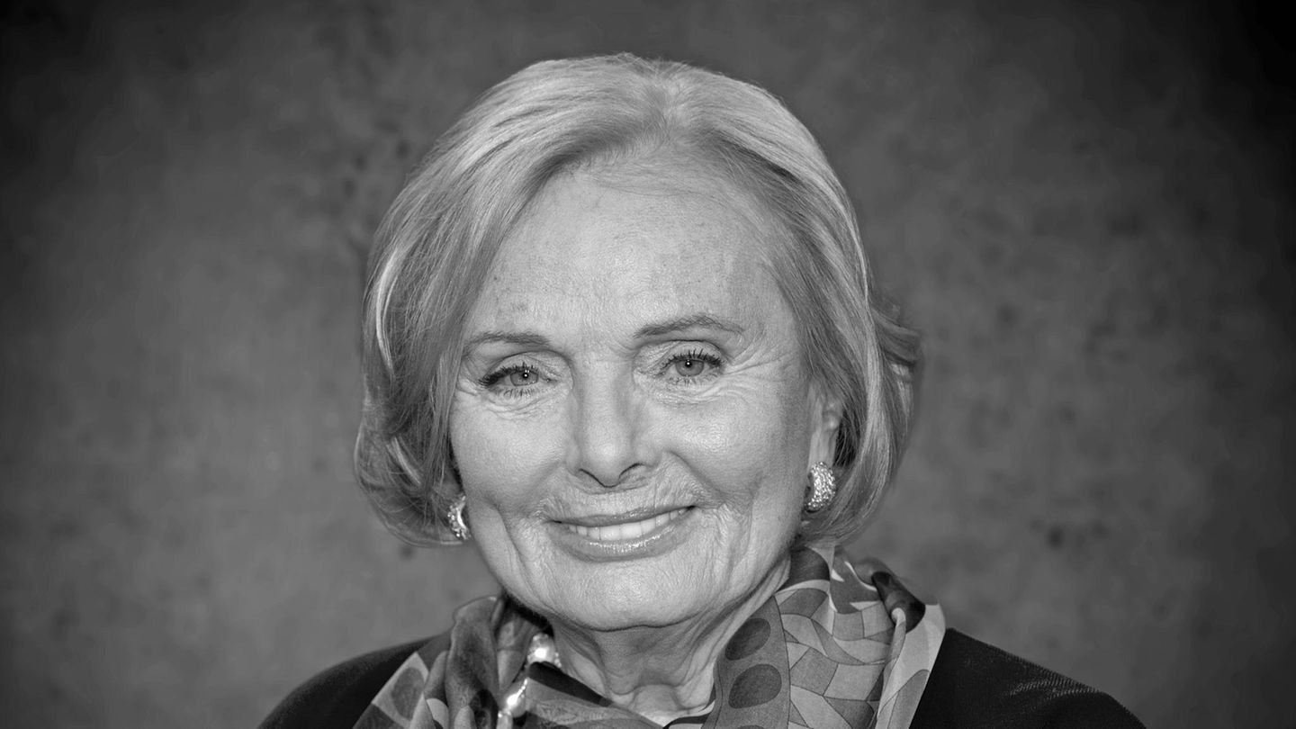 Ruth Maria Kubitschek Die Schauspielerin Ruth Maria Kubitschek starb am 1. Juni im Alter von 92 Jahren. Sie war auf dem "Traumschiff" an Bord, spielte im "Tatort" mit oder in der Serie "Das Erbe der Guldenburgs". Kultstatus erlangte sie an der Seite von Helmut Fischer als Annette von Soettingen alias "Spatzl" in der TV-Serie "Monaco Franze – Der ewige Stenz" des Bayerischen Rundfunks