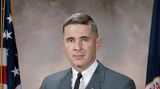 Der frühere US-Astronaut William Anders kam am 7. Juni ums Leben, als ein von ihm gesteuertes Kleinflugzeug nahe Seattle ins Meer stürzte. Anders war 1968 Teil von "Apollo 8", dem ersten bemannten Flug zum Mond, allerdings ohne Landung. An Heiligabend gelang ihm das Foto "Earthrise" (Erdaufgang), auf dem im Vordergrund der Mond und im Hintergrund die quasi aufgehende Erde zu sehen ist