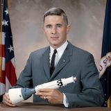 Der frühere US-Astronaut William Anders kam am 7. Juni ums Leben, als ein von ihm gesteuertes Kleinflugzeug nahe Seattle ins Meer stürzte. Anders war 1968 Teil von "Apollo 8", dem ersten bemannten Flug zum Mond, allerdings ohne Landung. An Heiligabend gelang ihm das Foto "Earthrise" (Erdaufgang), auf dem im Vordergrund der Mond und im Hintergrund die quasi aufgehende Erde zu sehen ist
