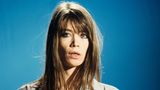 Frankreichs Chanson-Ikone Françoise Hardy starb am 11. Juni im Alter von 80 Jahren. Zu ihren größten Erfolgen zählte bereits ihr erstes Lied "Tous les garçons et les filles". Das Lied über Jungen und Mädchen ihres Alters auf der Suche nach Liebe verkaufte sich 1962 in nur wenigen Tagen mehr als vier Millionen Mal – und machte sie mit gerade mal 18 Jahren über Nacht zum Star. 