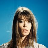Frankreichs Chanson-Ikone Françoise Hardy starb am 11. Juni im Alter von 80 Jahren. Zu ihren größten Erfolgen zählte bereits ihr erstes Lied "Tous les garçons et les filles". Das Lied über Jungen und Mädchen ihres Alters auf der Suche nach Liebe verkaufte sich 1962 in nur wenigen Tagen mehr als vier Millionen Mal – und machte sie mit gerade mal 18 Jahren über Nacht zum Star. 