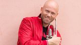 Am 17. Juni starb der Musiker Paul Spencer, der unter dem Namen Dario G auftrat, im Alter von 53 Jahren an Darmkrebs. Mit seinem Musikprojekt Dario G schuf er einige große Dance-Hymnen. "Carnaval de Paris" wurde zur Fußball-WM 1998 veröffentlicht und galt als inoffizielle Hymne. Das Musikprojekt veröffentlichte auch Lieder wie "Voices" und den Song "Dream To Me"