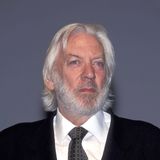 Am 20. Juni verstarb der Vater von Schauspieler Kiefer Sutherland im Alter von 88 Jahren. Seit den 1960er-Jahren hatte der Kanadier in mehr als 150 Filmen und TV-Produktionen mitgespielt. Der Kriegsklassiker "Das dreckige Dutzend" (1967) war sein erster internationaler Erfolg. In Erinnerung dürfte er vielen auch als skrupelloser Präsident Snow aus der "Tribute von Panem"-Reihe bleiben