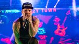Shifty Shellshock, Sänger und Rapper der Band Crazy Town, starb am 24. Juni im Alter von 49 Jahren an einer Überdosis Drogen. Shellshock, der mit bürgerlichem Namen Seth Binzer hieß, hatte zuvor jahrelang mit Alkohol- und Drogenproblemen zu kämpfen. 2000 landete die Band mit "Butterfly" einen Welthit, an dessen Erfolg Crazy Town jedoch nie wieder anknüpfen konnte