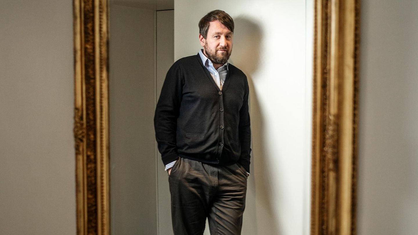 Alexander Schimmelbusch an Wand lehnend