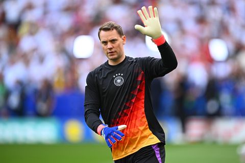 Manuel Neuer winkt im Torwart-Dress der deutschen Fußball-Nationalmannschaft
