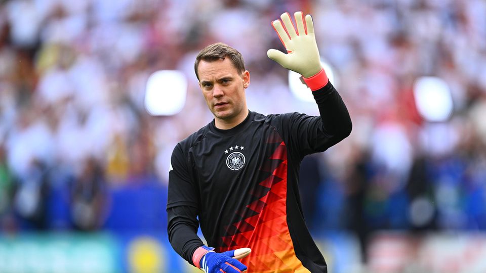 Manuel Neuer winkt im Torwarttrikot der deutschen Fußball-Nationalmannschaft