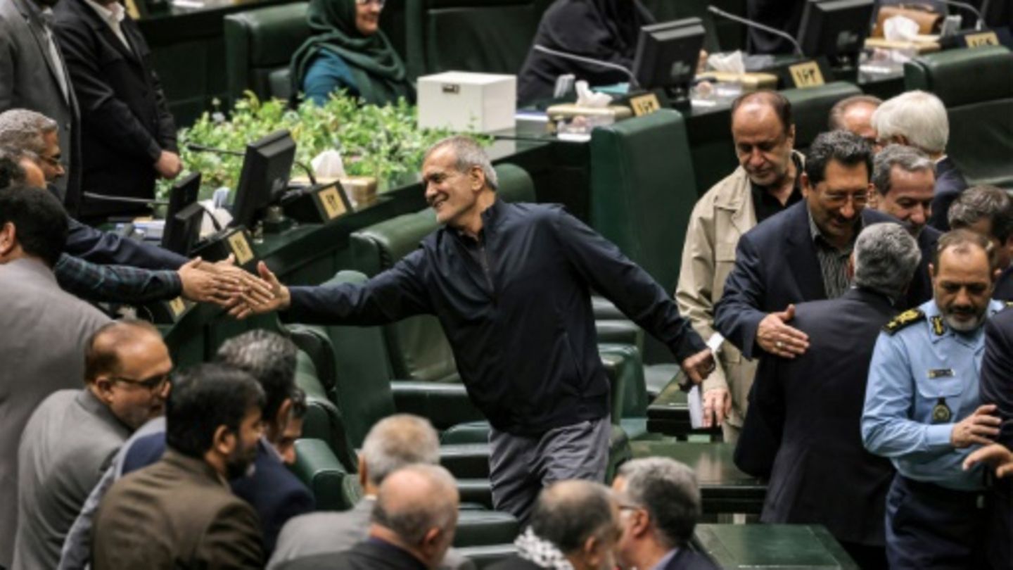 Iranisches Parlament billigt Kabinett von Präsident Peseschkian