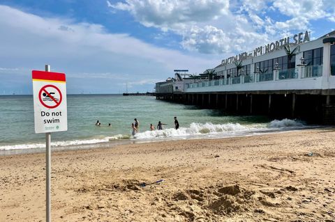 "Hier nicht schwimmen", warnt das Schild am Strand des Seebadeorts Clacton-on-Sea an der Nordseeküste, dem Wahlkreis von Nigel Farage. Die verschmutzte See ist das kleinste Problem der Stadt