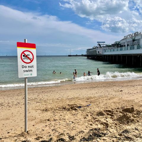 "Hier nicht schwimmen", warnt das Schild am Strand des Seebadeorts Clacton-on-Sea an der Nordseeküste, dem Wahlkreis von Nigel Farage. Die verschmutzte See ist das kleinste Problem der Stadt