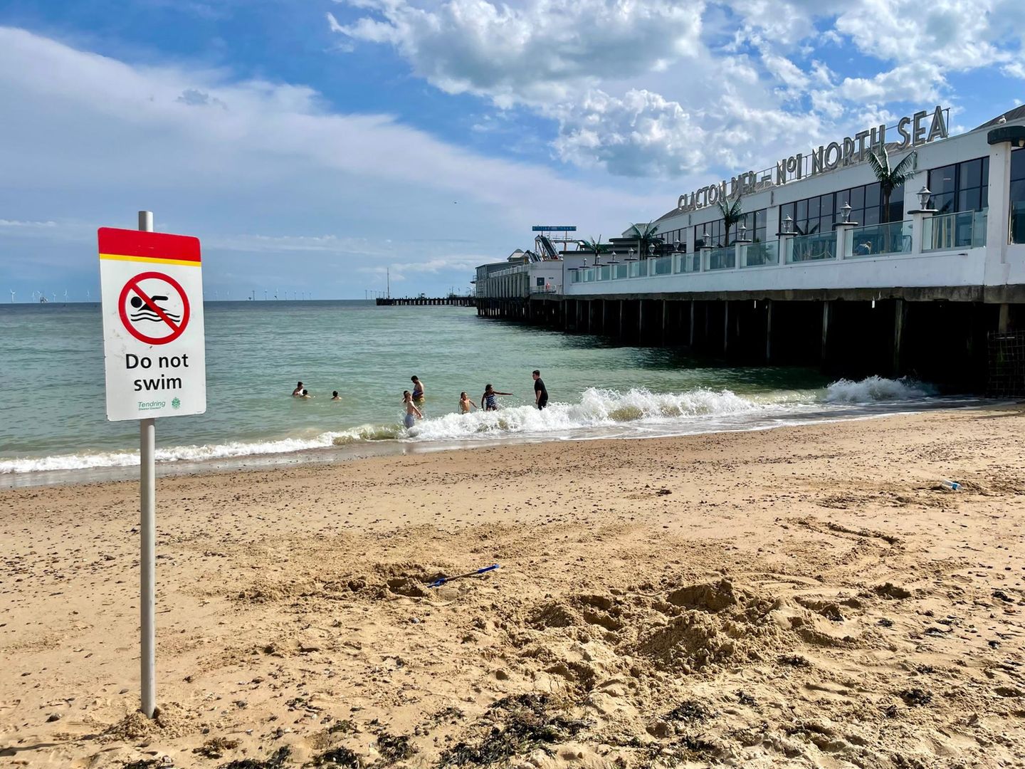 "Hier nicht schwimmen", warnt das Schild am Strand des Seebadeorts Clacton-on-Sea an der Nordseeküste, dem Wahlkreis von Nigel Farage. Die verschmutzte See ist das kleinste Problem der Stadt