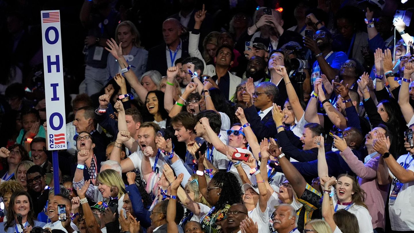 Kamala Harris: Democrats celebrate her at party convention – and themselves