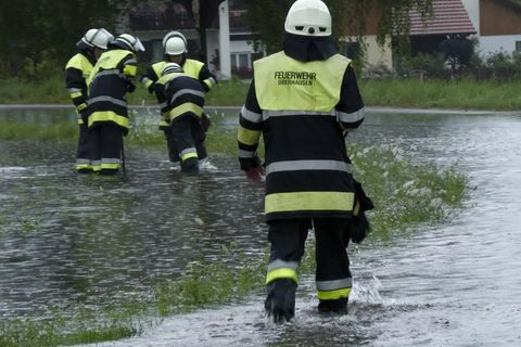 Feuerwehr bei Unwetter-Einsatz im Hochwassergebiet in Deutschland.