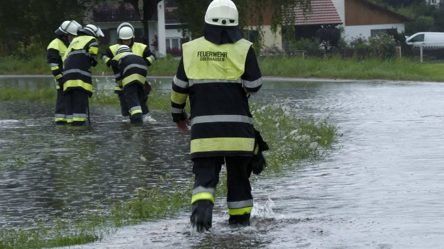 Feuerwehr bei Unwetter-Einsatz im Hochwassergebiet in Deutschland.