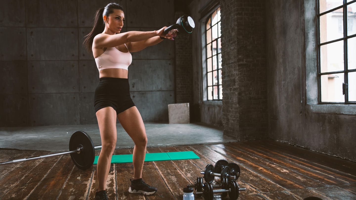 Sportarten ausprobieren: Frau beim Krafttraining mit Kettlebell