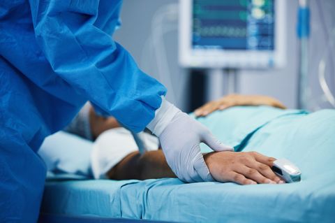 Arzt hält die Hand eines Patienten