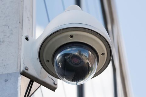 Testlauf in Mönchengladbach: Sorgen KI-Kameras an Bahnhöfen für mehr Sicherheit?