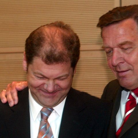 Der damalige Kanzler Gerhard Schröder legt seine Hand auf die Schulter von Olaf Scholz